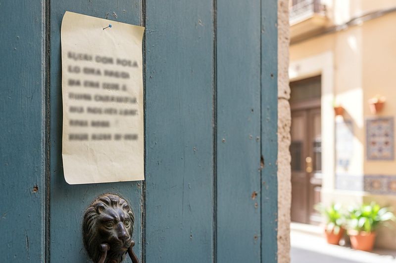 Cartel de alquiler en una portería (imagen ilustrativa)
